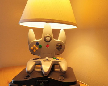 Настольные лампы, изготовленные из контроллеров и пистолетов «Nintendo»