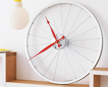 Часы в виде велосипедного колеса «Bike Wheel Clock»: теперь время будет крутить педали