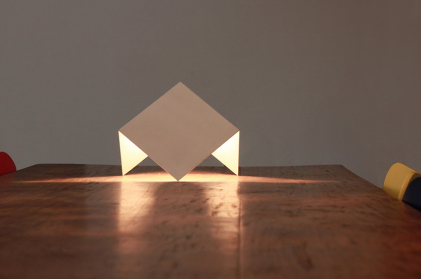 Универсальный светильник «Light Object» в форме половины куба