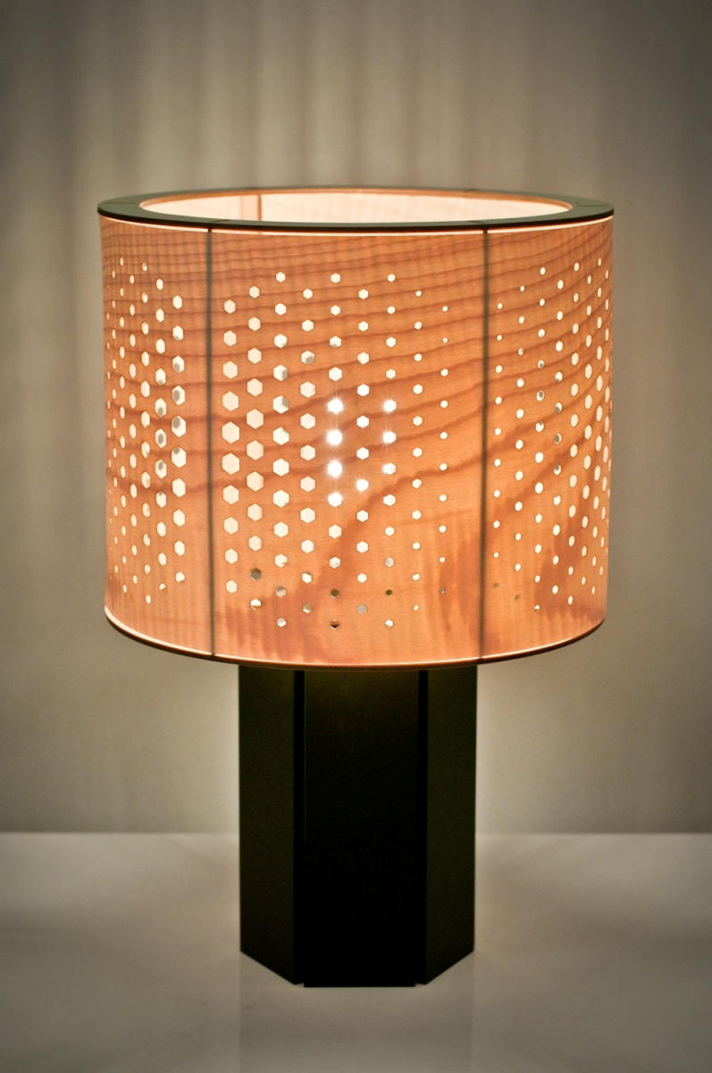 Настольная лампа «HEXA» для компании «Atelier- D» от дизайнера Jonathan Dorthe