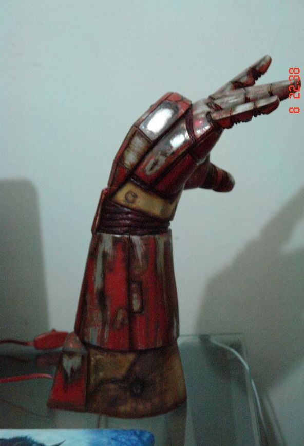 Настольная лампа в виде руки «Железного человека»
