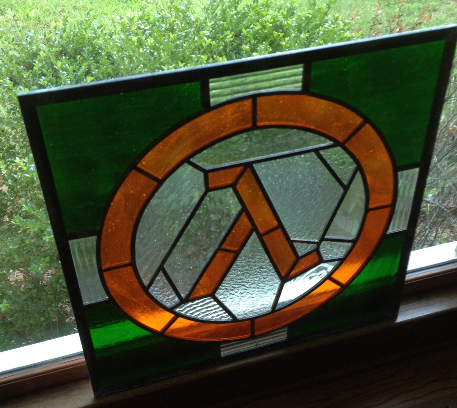 Логотип «Комплекса Лямбда» (игра «Half-Life») на витраже