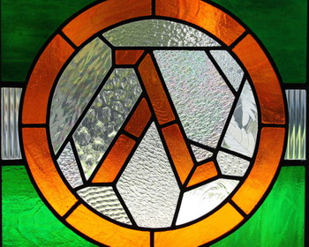Логотип «Комплекса Лямбда» (игра «Half-Life») на витраже