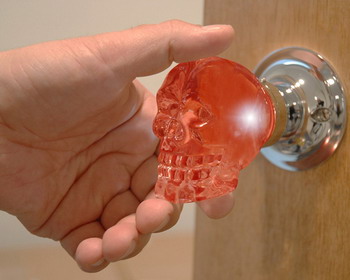 Дверная ручка в виде человеческого черепа