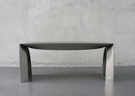 Алюминиевые стулья и скамьи «Simple Things» от дизайнера Сары Меллон (Sara Mellone)