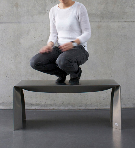 Алюминиевые стулья и скамьи «Simple Things» от дизайнера Сары Меллон (Sara Mellone)