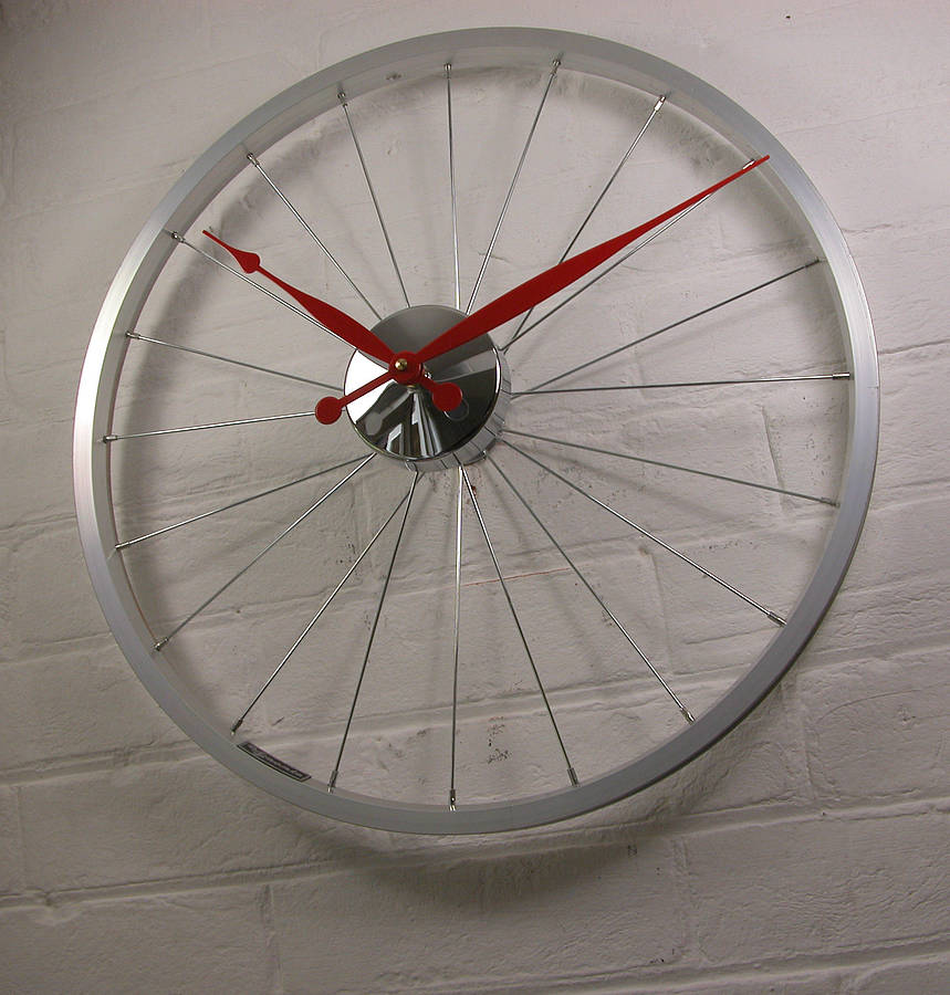 Часы в виде велосипедного колеса «Bike Wheel Clock»: теперь время будет крутить педали