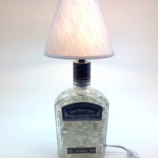 Использование старых бутылок для создания настольной лампы