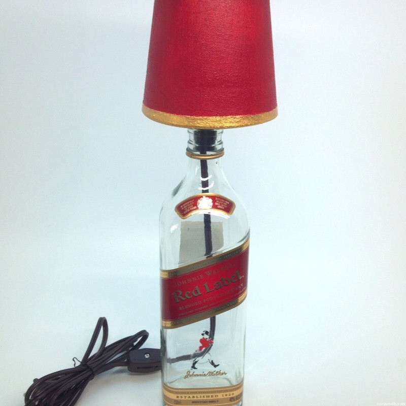 Использование старых бутылок для создания настольной лампы