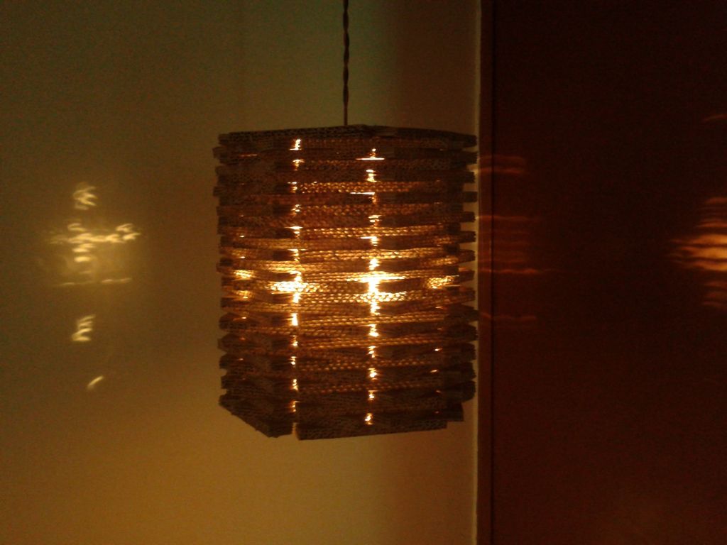 Подвесная лампа из гофрированного картона
