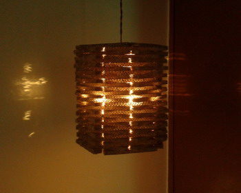 Подвесная лампа из гофрированного картона