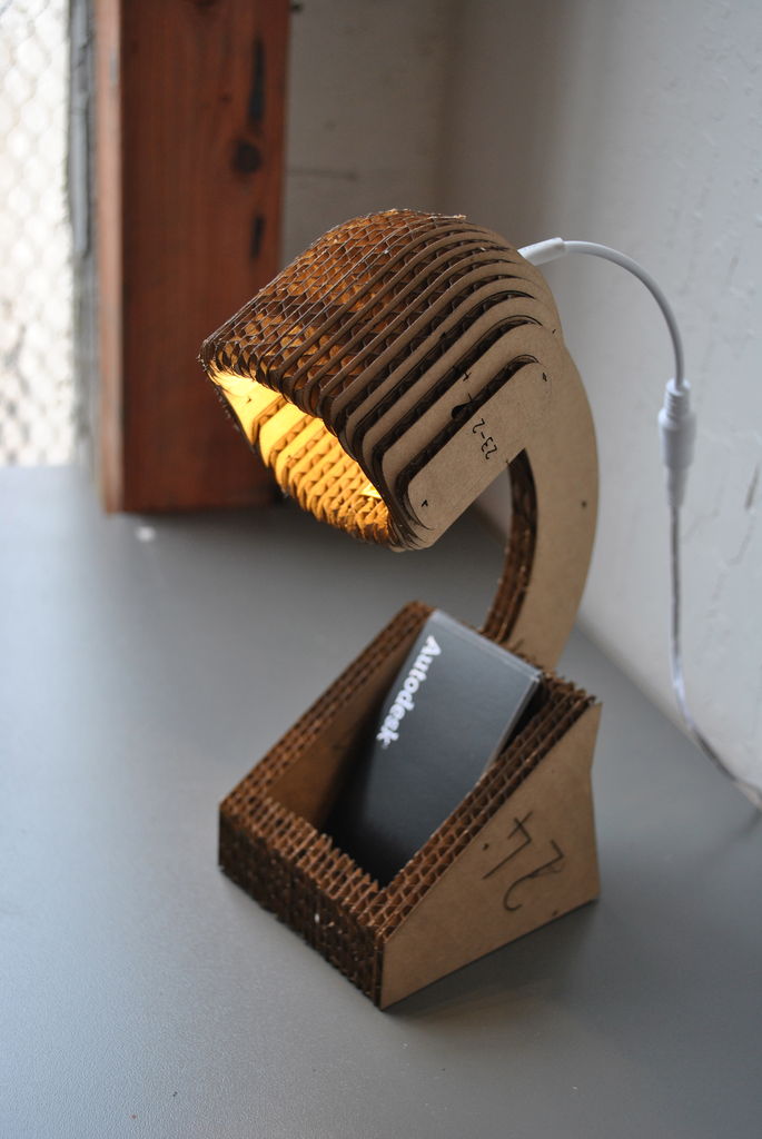 Настольная лампа, выполненная из одного листа гофрированного картона