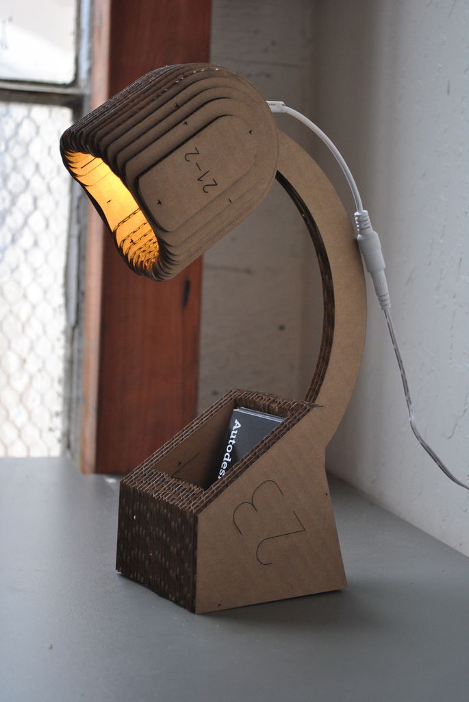 Настольная лампа, выполненная из одного листа гофрированного картона