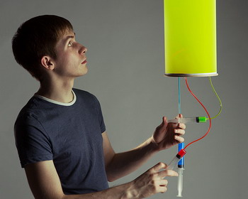 Интерактивная лампа «Colour Injector», управляемая с помощью RGB шприцов от дизайнера Тараса Сгибнева (Taras Sgibnev) (видео)