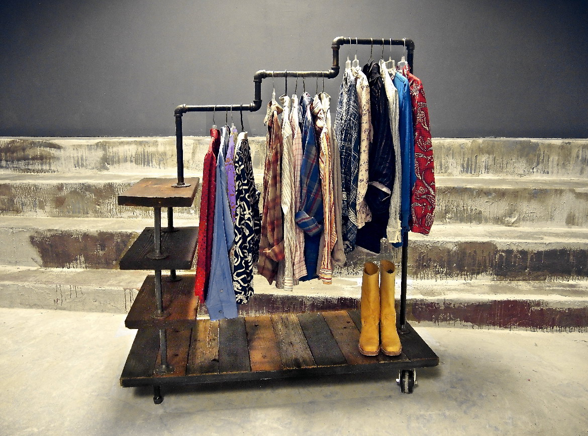 Трехуровневая стойка для одежды из водопроводных фитингов от студии «Stella Bleu Designs»