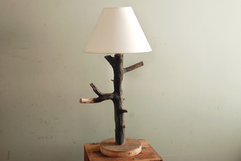 Настольная лампа со стойкой из ветки дерева