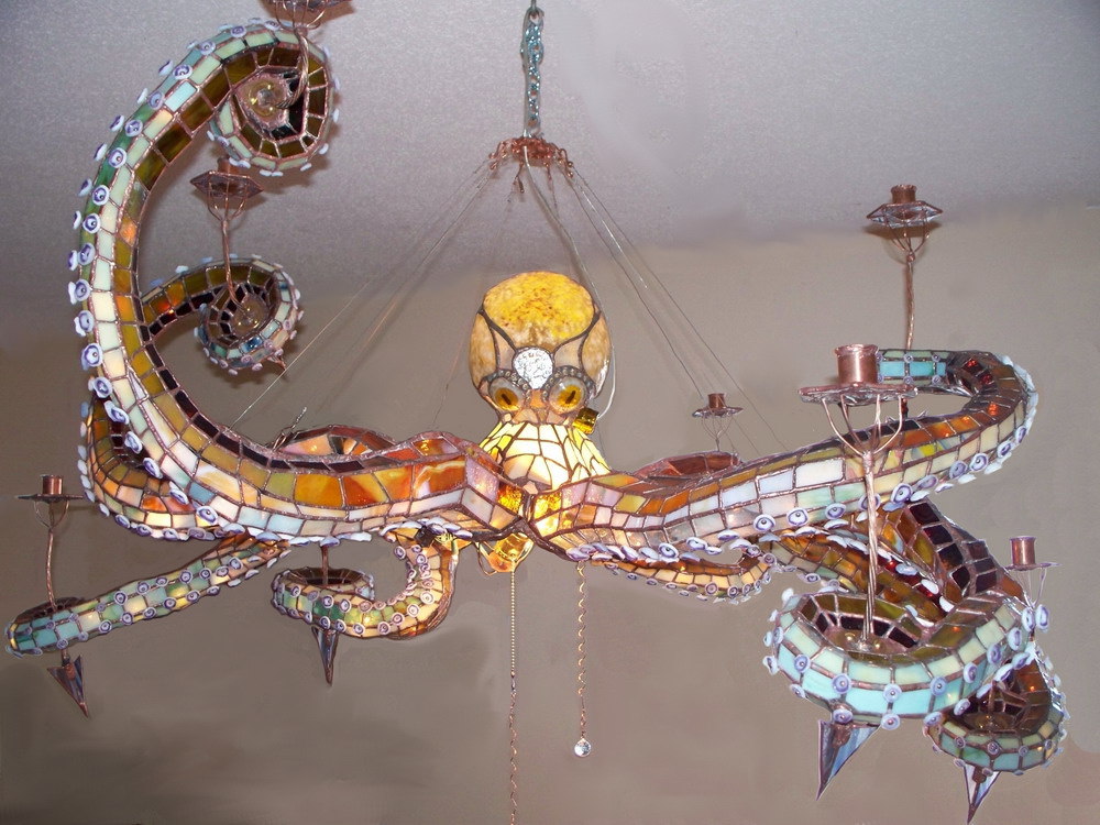 Люстра-витраж «octopus chandelier» в виде гигантского осьминога от дизайнера Mason Parker