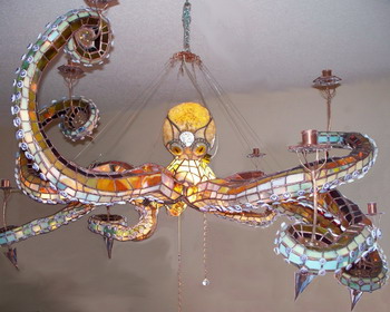 Люстра-витраж «octopus chandelier» в виде гигантского осьминога от дизайнера Mason Parker