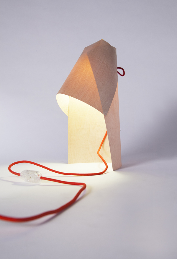 Простой настольный светильник «Stringa» от дизайнера Себастьяно Тонелли (Sebastiano Tonelli)