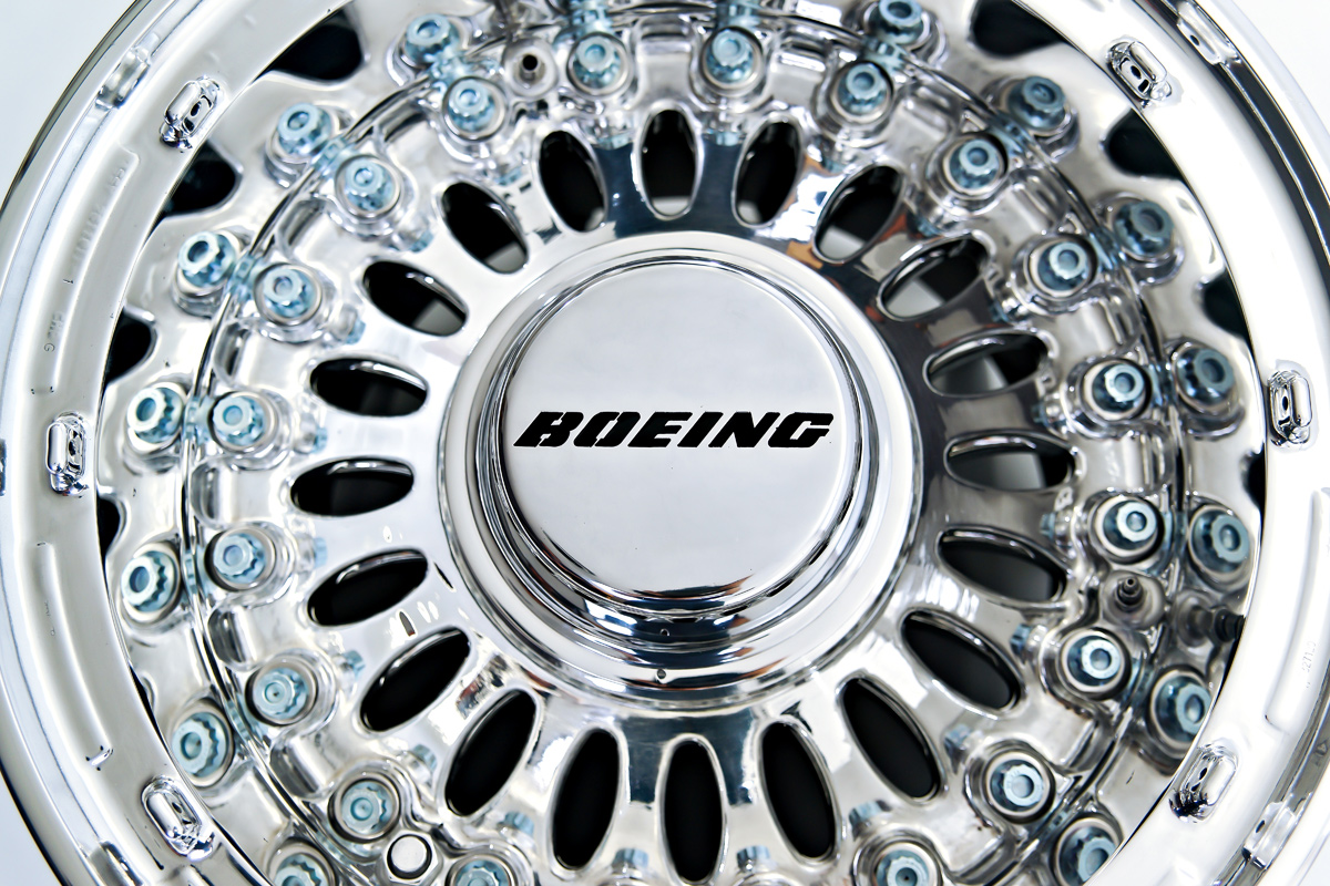 Превращение колеса от самолета «Boeing 777» в журнальный столик