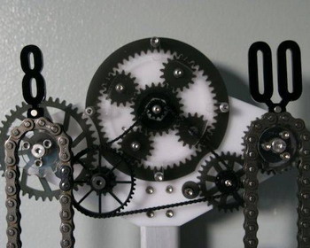 Электромеханические часы «Dual Chain Clock» с цепью вместо циферблата