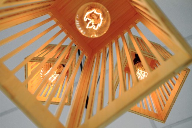 Подвесная лампа «Мятеж» («Mutiny») с деревянным абажуром