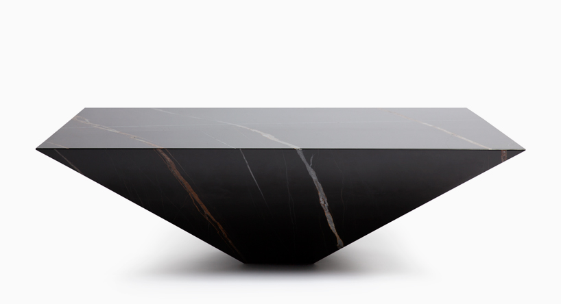 Журнальный столик «Lithos Table» из черного мрамора от дизайнера Тони Грило (Toni Grilo)