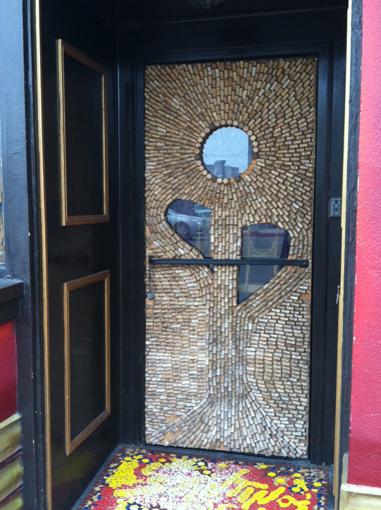 Дверь, декорированная пробками, Венеция, штат Калифорния