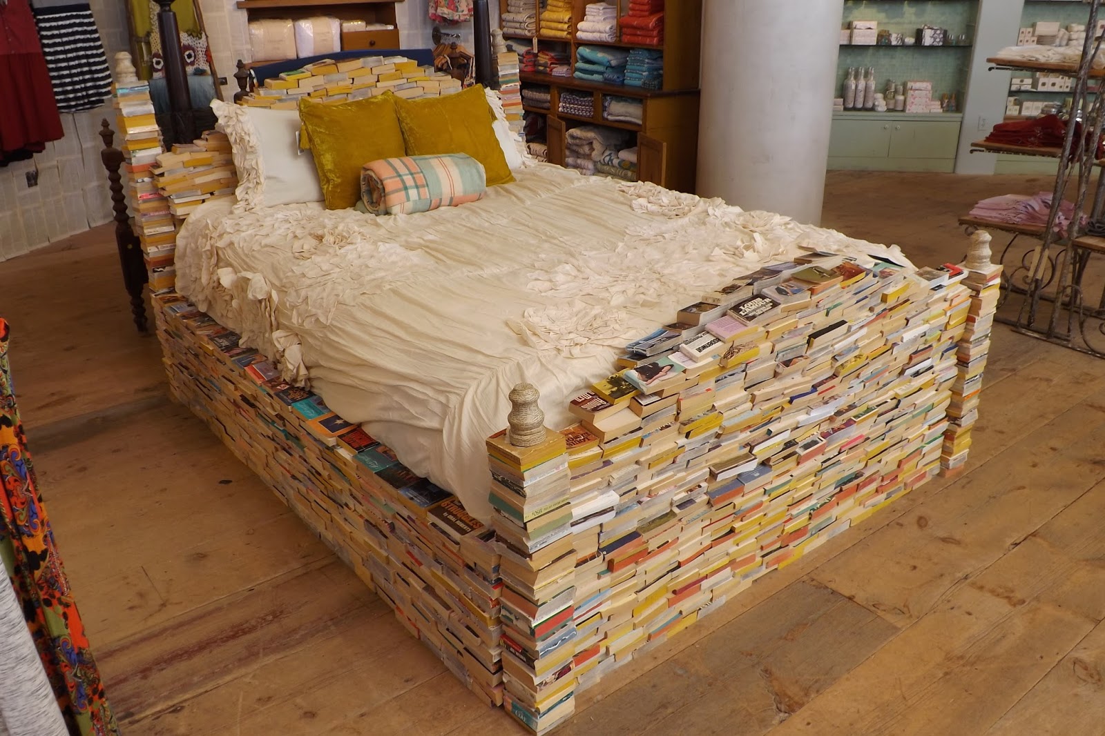 Кровать из книг в магазине «Anthropologie», Чикаго, штат Иллинойс