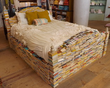 Кровать из книг в магазине...