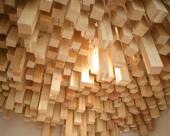 Потолок в виде набора прямоугольных брусков от дизайн-студией «AVExciters»