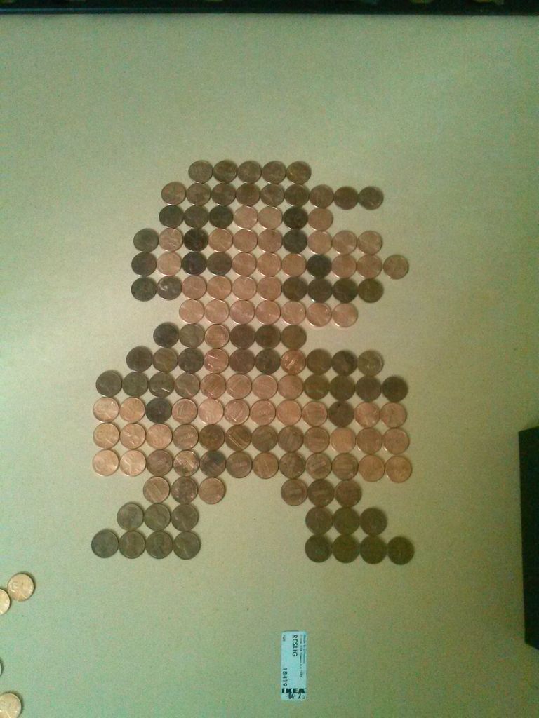 Пиксельная картина из 143 монеток