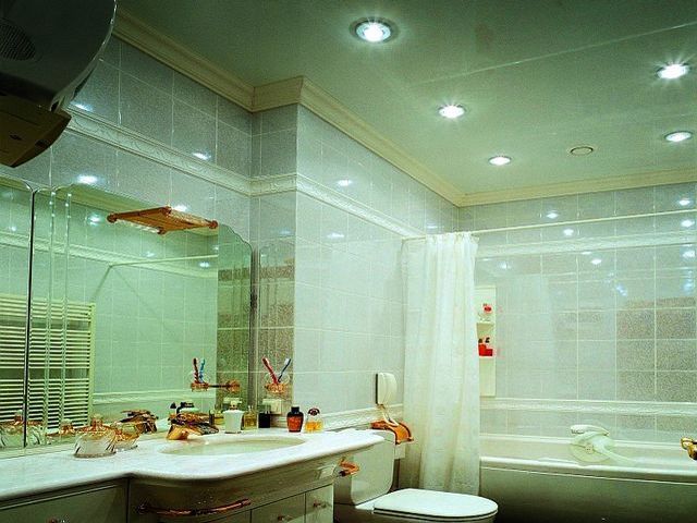 Натяжные потолки в ванной комнате