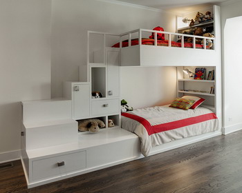 Двухъярусная кровать со встроенной лестницей и ящиками для хранения вещей
